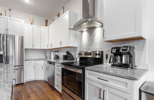 Inglewood Condo | 13 Minutes to Broadway, Opryland, & Airport w/Theater & Murals + Rooftop Deck!
