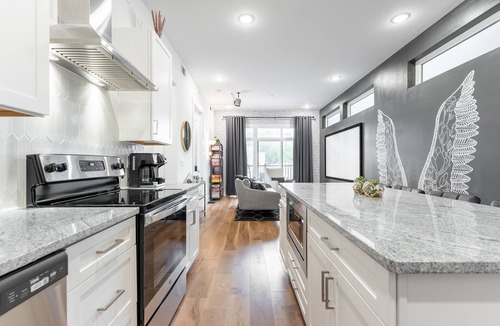 Inglewood Condo | 13 Minutes to Broadway, Opryland, & Airport w/Theater & Murals + Rooftop Deck!