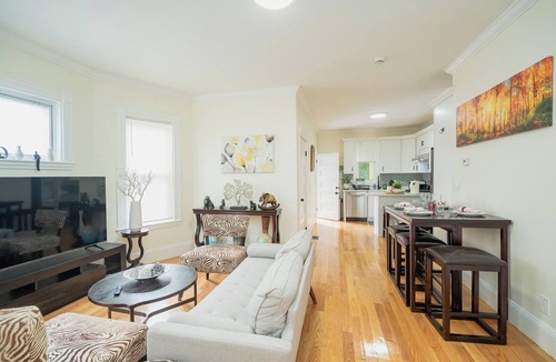 Dorchester Apartment | 14a-Cozy and well decorated apartment in awesome Boston