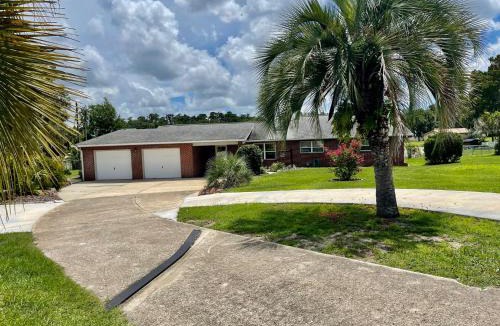 Crystal River House | 15 Minutes to the Gulf of Mexico! Beautiful home on Lake Rousseau