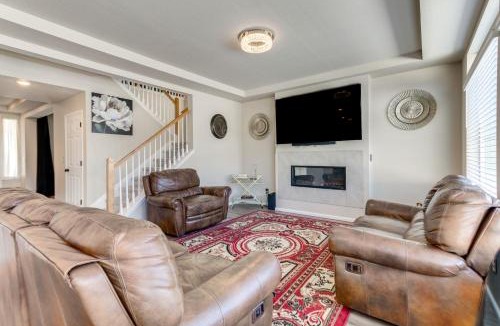 Aurora House | 17 Mi to Downtown Denver Modern Aurora Home!