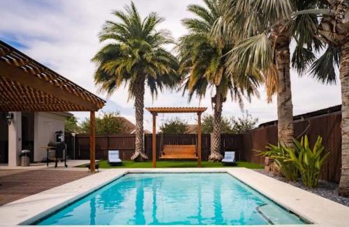 Palmhurst House | 177 4 Bedrooms Pool Game room Massive Kitchen