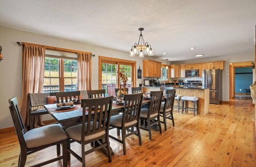 Logan Cabin | 18 Person Retreat-Swimming pond, Hot tub, Fire pit, Pool Table and more!