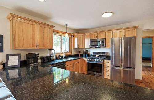 Logan Cabin | 18 Person Retreat-Swimming pond, Hot tub, Fire pit, Pool Table and more!
