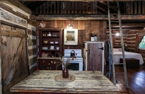 Narvon Cabin | 1800's Restored Log Cabin in Woods - 15 Min. Off Pa Turnpike