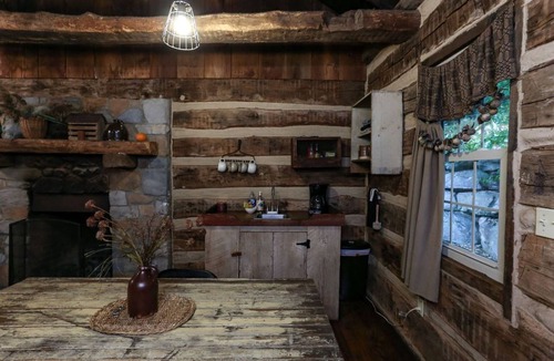 Narvon Cabin | 1800's Restored Log Cabin in Woods - 15 Min. Off Pa Turnpike