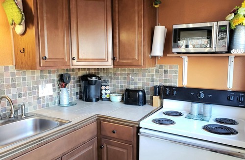 West Colorado Springs Cottage | 1880's home between Manitou & Old Colorado City. Walk to Garden of the Gods!