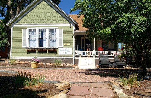 West Colorado Springs Cottage | 1880's home between Manitou & Old Colorado City. Walk to Garden of the Gods!