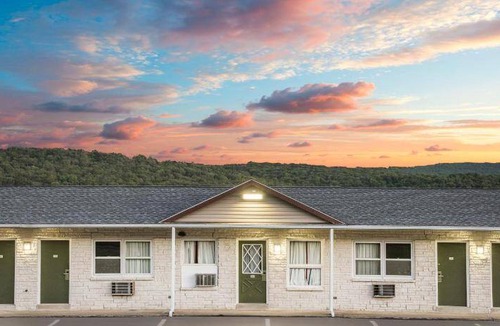 Pine Grove Hotel | 19 m² Motel ∙ 127 guests