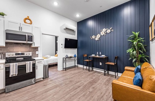 Downtown Baltimore Apartment | 1Bed/Bath Apt in Baltimore 5 min to hospitals, coffee shops, Inner Harbor &more