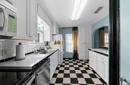 Tyler Cottage | 2 Bdr, 1 bath, 4 guests: Entire Cozy Cottage Historical Tyler Azalea District