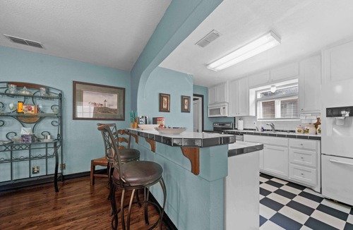 Tyler Cottage | 2 Bdr, 1 bath, 4 guests: Entire Cozy Cottage Historical Tyler Azalea District