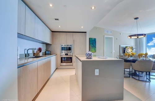 Hollywood South Central Beach Condo | 2 BDR Ocean and Pool View at 4111 S. Ocean