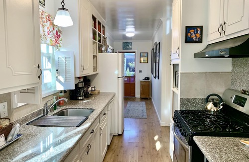 Old Towne House | "2 Bed - STARFISH BUNGALOW.” Summer fun @ the beach 🌊🏖️🏚️ 🌀Steps to the ocean🌀