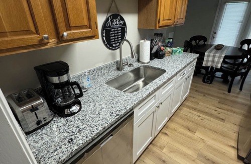 Murray Apartment | 2-bedroom 1 bathroom, in unit laundry, pet friendly, carport parking , WiFi