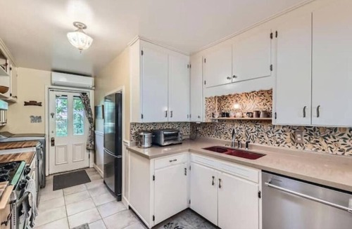 Newlands House | 2-Bedroom in Newlands with Secret Garden & Suite