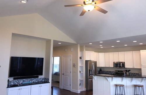 Kiwanda Shores House | 2 BLOCKS to BEACH! 3 bedroom FAMILY & DOG- FRIENDLY w/FENCE! Close to Pelican!