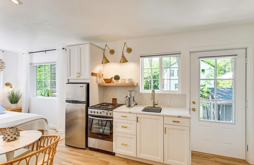 Miami Park Apartment | 2 Blocks to Lake Michigan: Sleek Couple’s Retreat!