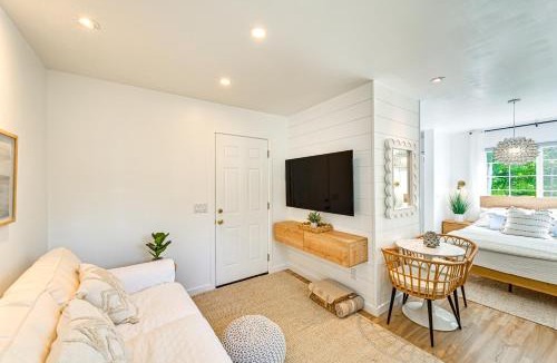 Miami Park Apartment | 2 Blocks to Lake Michigan Sleek Couples Retreat!