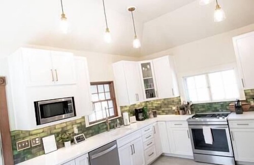 Littleton House | 2 blocks to Main St Littleton 🌻 Garden 🐾 Fenced Yard 🌲 Zero Cleaning Fee!