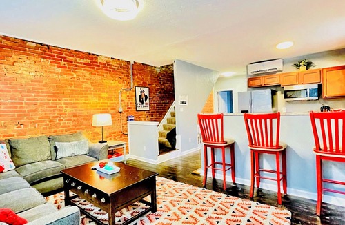 East Allegheny Apartment | *2 BR/2 Bath IDEAL Hospital Access*Free Park*Walk