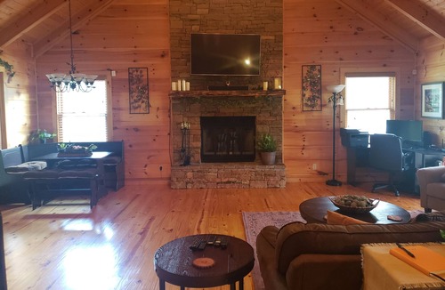 Spencer Cabin | 2 Master Suites w/ensuite baths-Minutes to FCF Park-in gated peaceful community