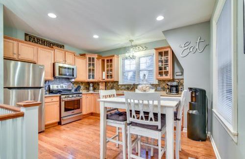 Oak Grove House | 2 Mi to Bay Park Charming Milwaukie Getaway