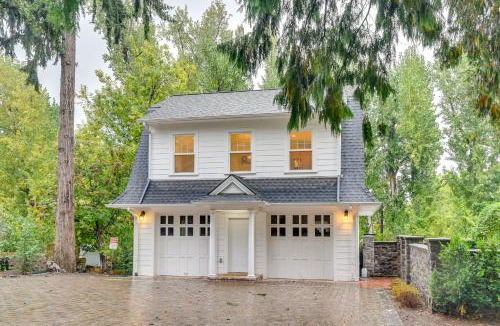 Oak Grove House | 2 Mi to Bay Park Charming Milwaukie Getaway