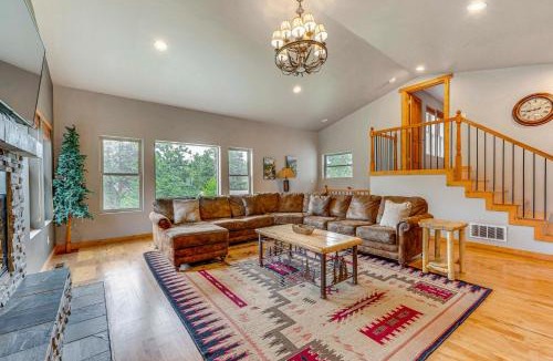 Estes Park House | 2 Mi to Downtown Home with Hot Tub in Estes Park!