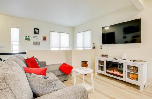 Manitowoc House | 2 Mi to Lake Michigan Family-Friendly Home