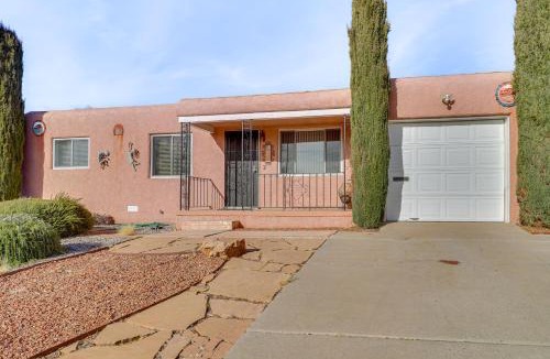 Sandia Ridge House | 2 Mi to UNM Campus Home in Quiet Area of ABQ