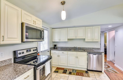 Shorewood-Tower Hills-Harbert Apartment | 2 Mi to Warren Dunes: Sawyer Apartment w/Deck!