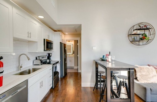 Cleveland Park House | 2 miles to Downtown/2 Private Baths/ Perfect for Couples/2 miles 2 Broadway