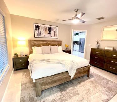 Delray Beach House | 2 mins to Downtown Atlantic Ave-3 mins to Beach-600mbps-BBQ-Fenced Yard