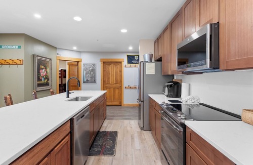 River Run Condo | 2 Private Balconies w/Mountain Views, 2 Mins Walk to Gondola, Shops & Dining
