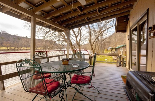 Draper Cabin | 20 ft from New River! Amazing Sunset View - 1BS4 w/Loft - Shaman's Cure