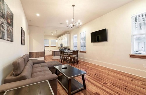 Faubourg Lafayette Condo | 20% OFF Monthly | 10% OFF Weekly-Hosteeva 3 BR Cottage Close to St. Charles 5 m Ride to FQ