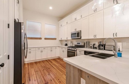 Faubourg Lafayette Condo | 20% OFF Monthly | 10% OFF Weekly-Hosteeva 3 BR Cottage Close to St. Charles 5 m Ride to FQ