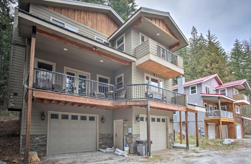 Leavenworth House | 2000-Square-Foot Home Across from Lake Wenatchee!