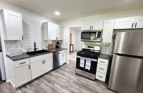 Kokomo House | 2024 New 3-bedroom house with WiFi, AC in Kokomo