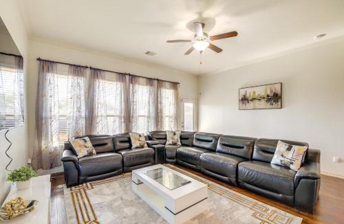 Baytown House | 22 Mi to Dtwn Houston Spacious Baytown Home!