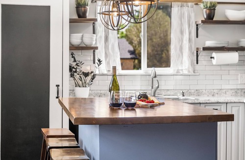 Columbine House | 25mins to Denver*Red Rocks*Hot Tub*2 Fire Pits, 1.5hrs to skiing, Pet Friendly