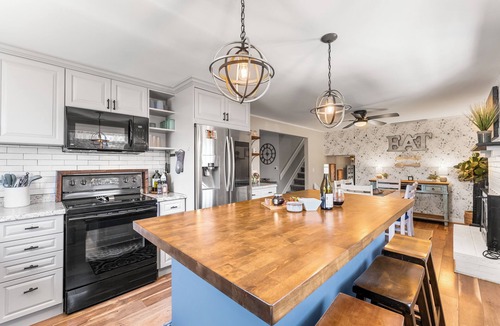 Columbine House | 25mins to Denver*Red Rocks*Hot Tub*2 Fire Pits, 1.5hrs to skiing, Pet Friendly