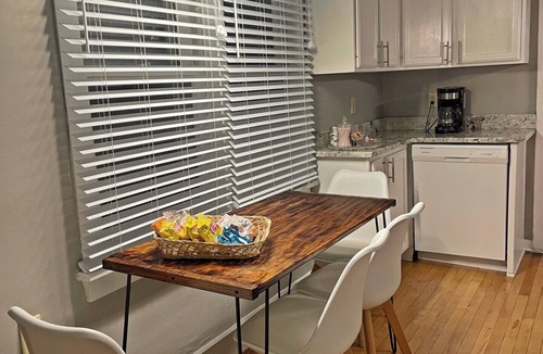 East Town House | 2bed 1.5bath House, Lower Eastside, King Bed, Fire Pit, Free Parking, Sleeps 6