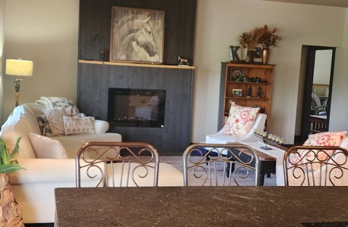 Ravenna House | 2bedroom townhome Centrally located to multiple Colleges and Cities Pet friendly
