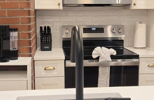 Fox Point Apartment | 2BR Garden Apt w/Parking Near Brown & RISD