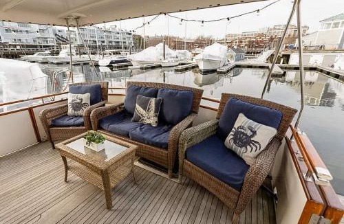 Charlestown Boat Rental | 2BR Spacious & Comfy 43' Yacht - Heat & AC - On the Freedom Trail - Best Nights Sleep
