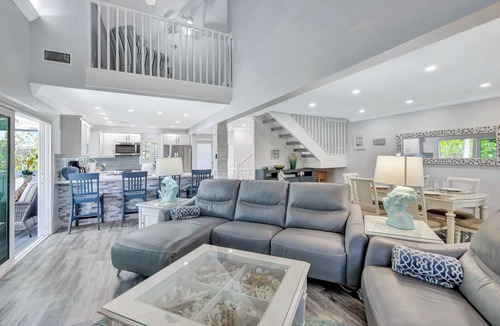 Captiva House | 3/2, Pool, Tennis Crts, Bikes/Kayaks/SUP's, Pool/PPong Table, Steps to Beach