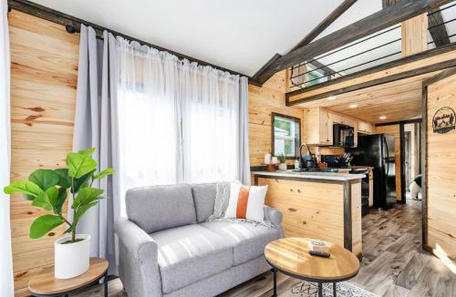 Guntersville Apartment | 3 Bearly Working Luxury Tiny House Firepit Mins to Lake Guntersville