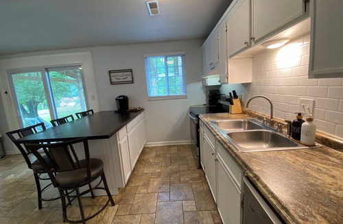 Mount Vernon House | 3 bed-1 Bath,5 min to the lake, HotTub, bring your dogs, full fenced back yard.